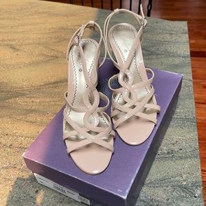 BP Platinum Twirl-Lea Sandal Nude Patent SZ 7 NWT